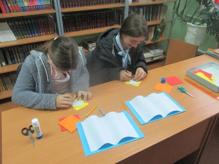 Обводим и вырезаем листочки