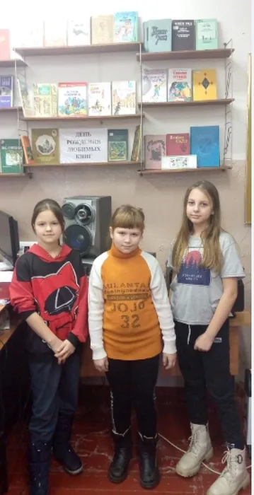 на фотографии читатели знакомятся с детскими книгами-юбилярами